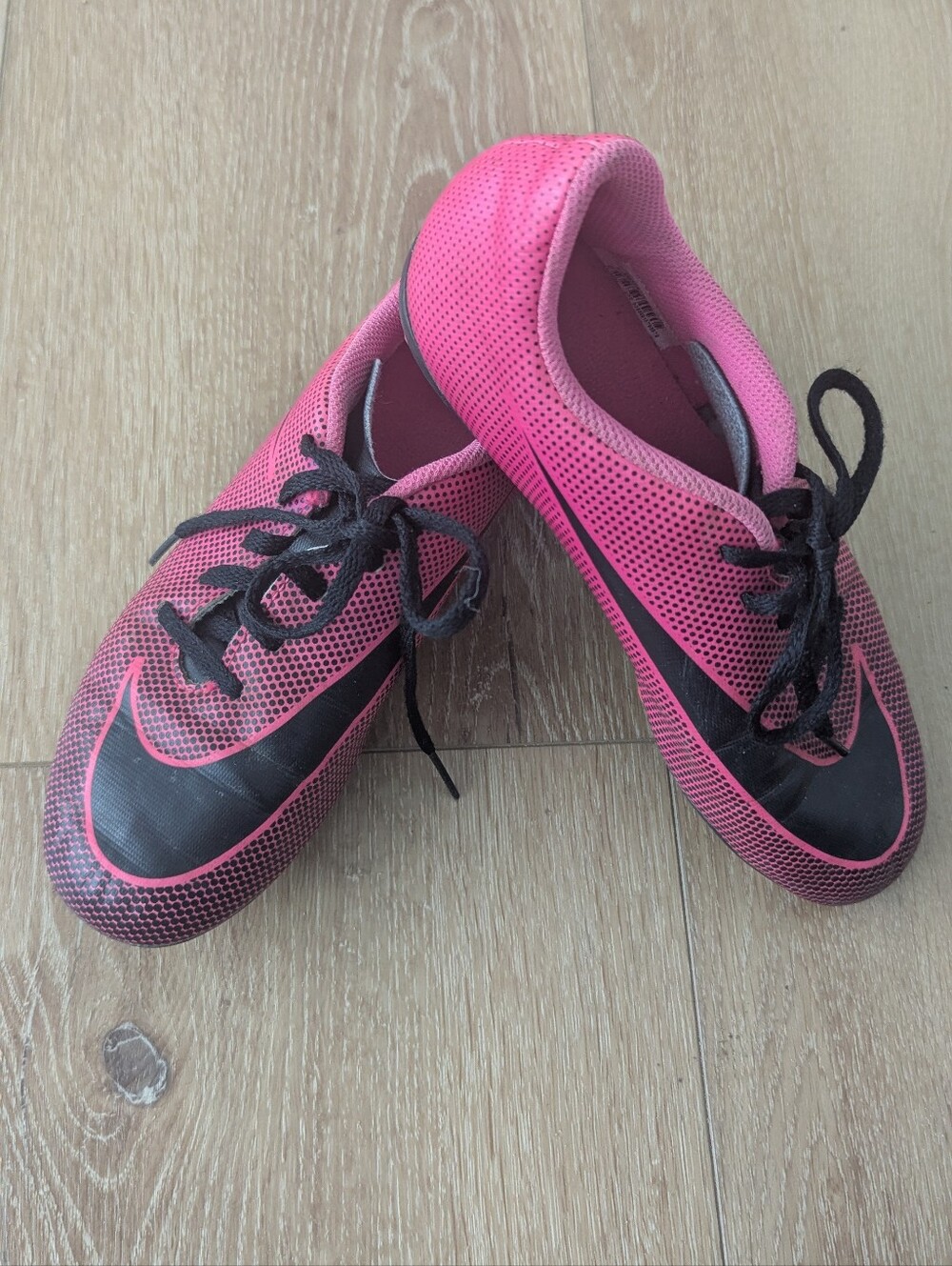 Nike Girl's Youth Soccer Cleats 4.5y Pink & Black